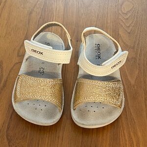 Geox Respira Toddler Sandals in Shimmering Gold & White Leather, size 21/US 4.5